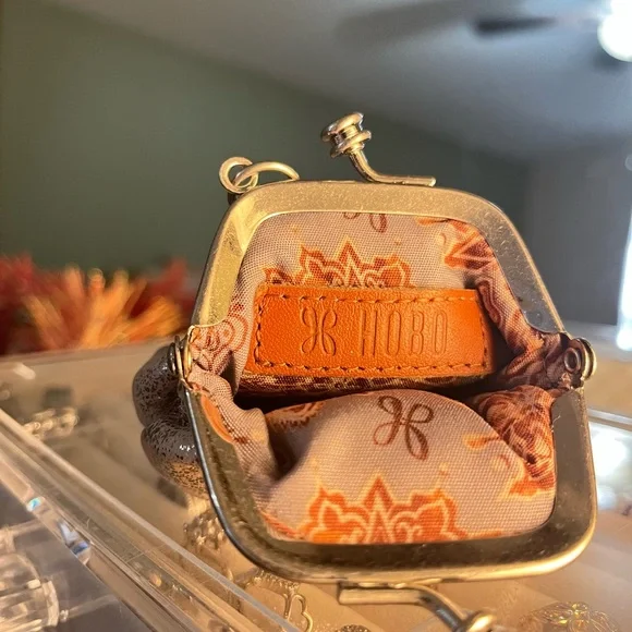 So Cute! Silver, Metallic Leather, Kiss-Lock HOBO Run Frame Coin Purse with Clip - Picture 4 of 7